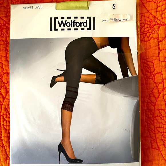 Wolford Women’s Lime Cream Velvet Lace Capri - Size Small - Picture 1 of 3